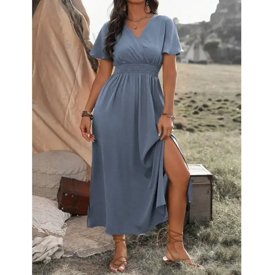 Robe élégante à col en V et manches cloche avec fente latérale