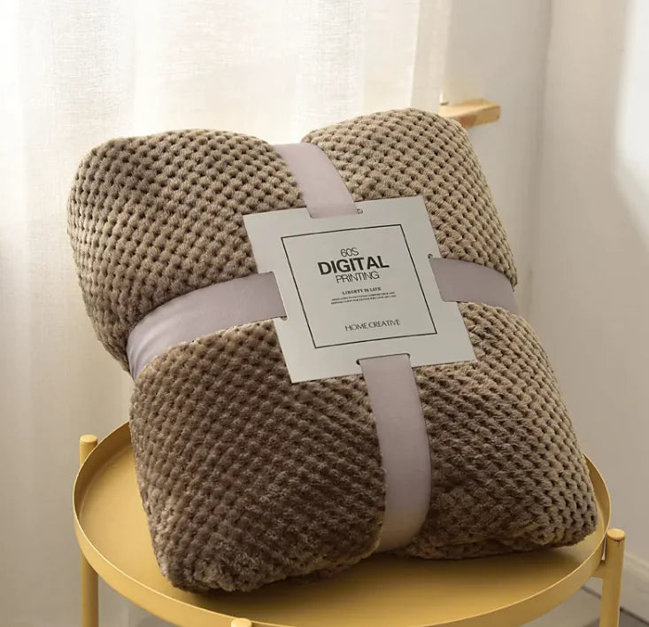 Luxurious Coral Fleece Sofa Throw – Pineapple Grid Design