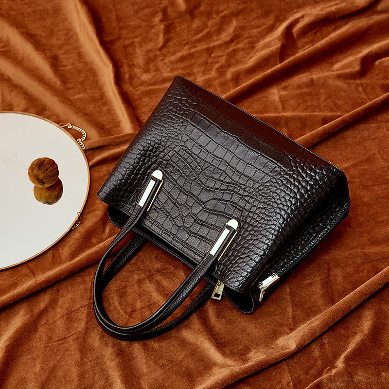 Elegant Leather Shoulder Bag for Women - Crocodile Pattern