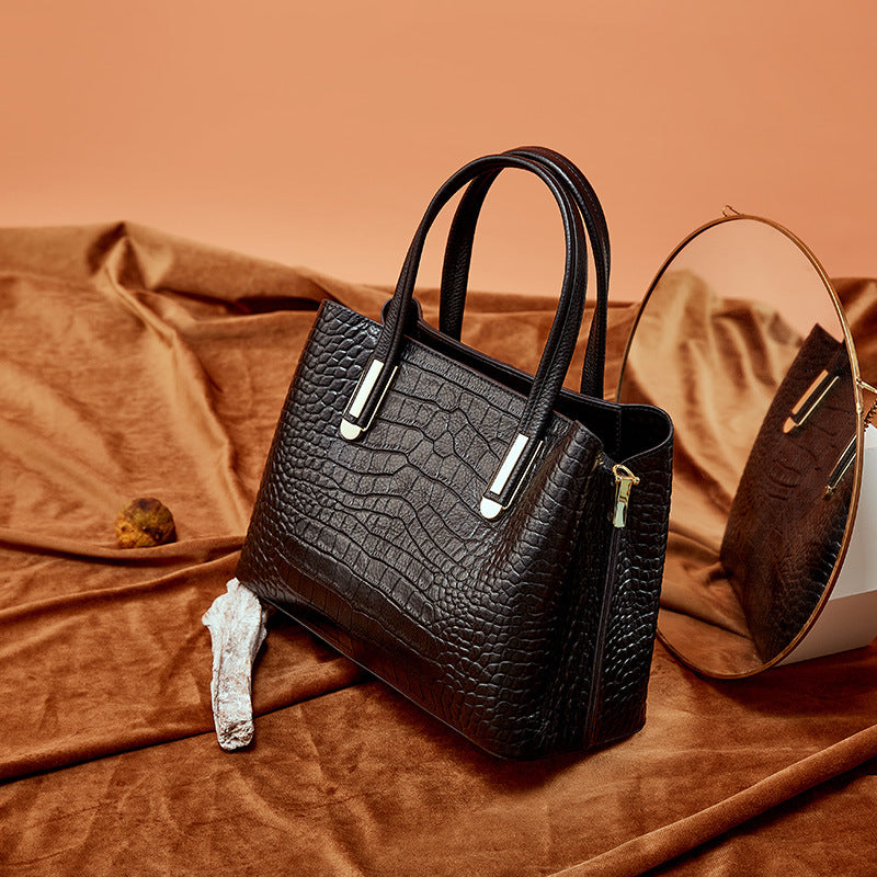 Elegant Leather Shoulder Bag for Women - Crocodile Pattern