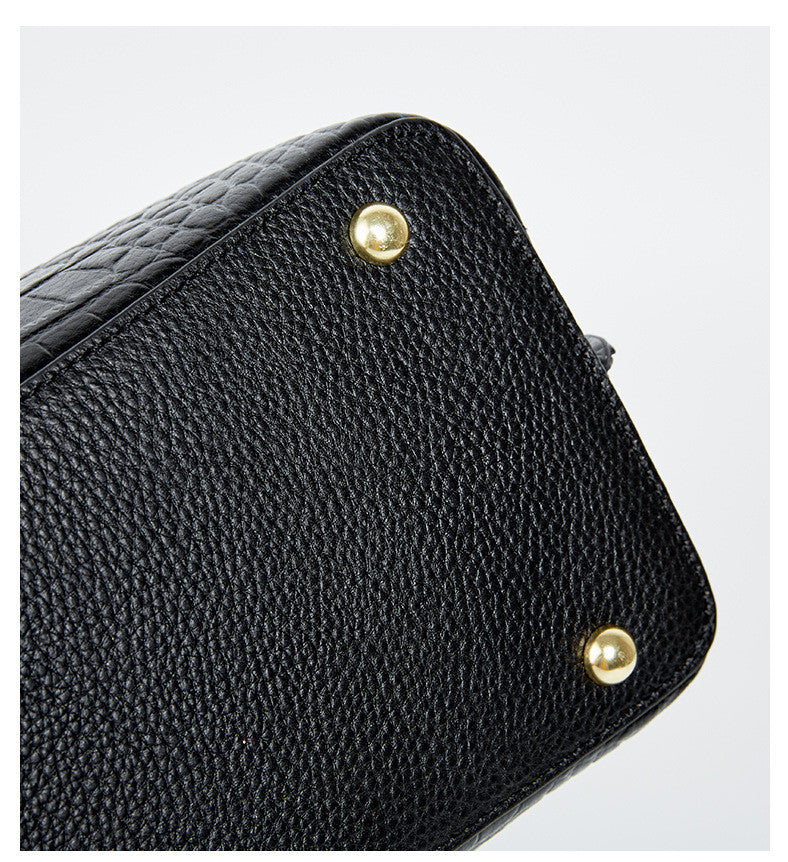 Elegant Leather Shoulder Bag for Women - Crocodile Pattern