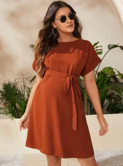 Robe de maternité élégante avec manches chauve-souris et ceinture