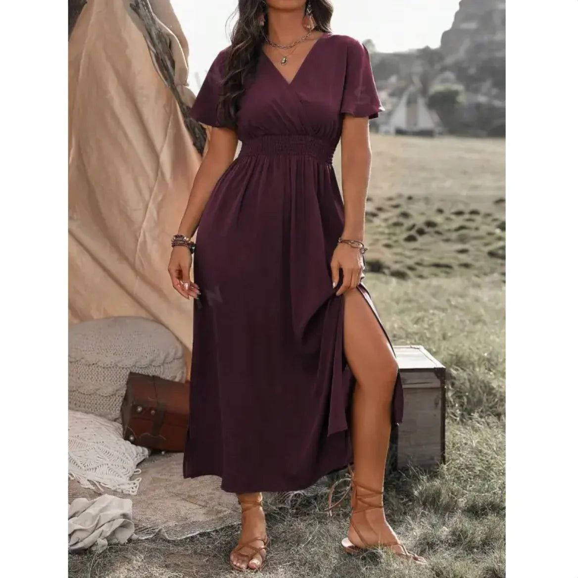 Robe élégante à col en V et manches cloche avec fente latérale