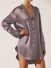 Élégante robe de nuit en satin avec col rabattu