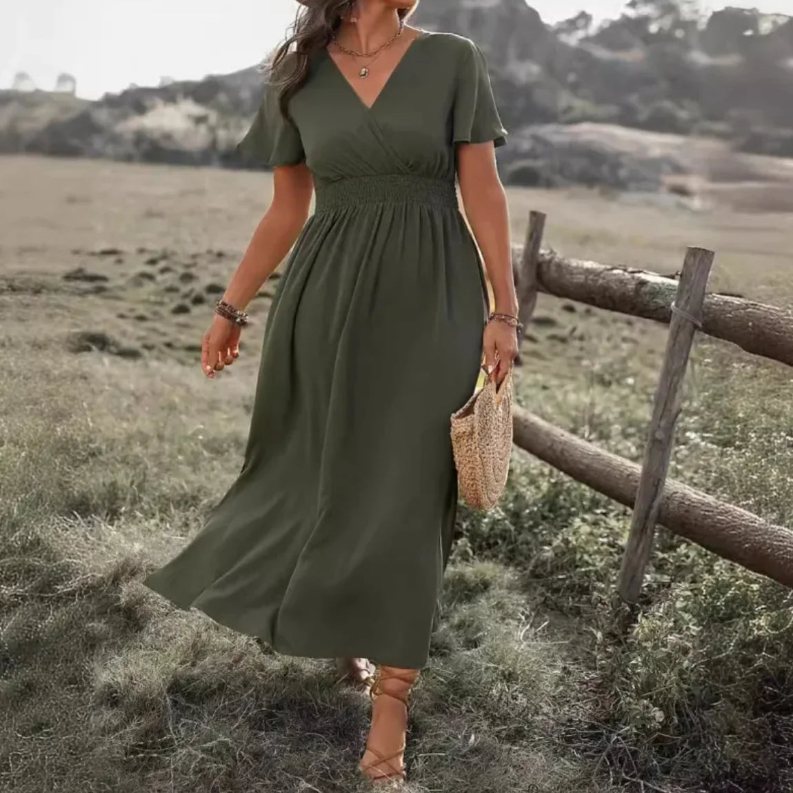 Robe élégante à col en V et manches cloche avec fente latérale