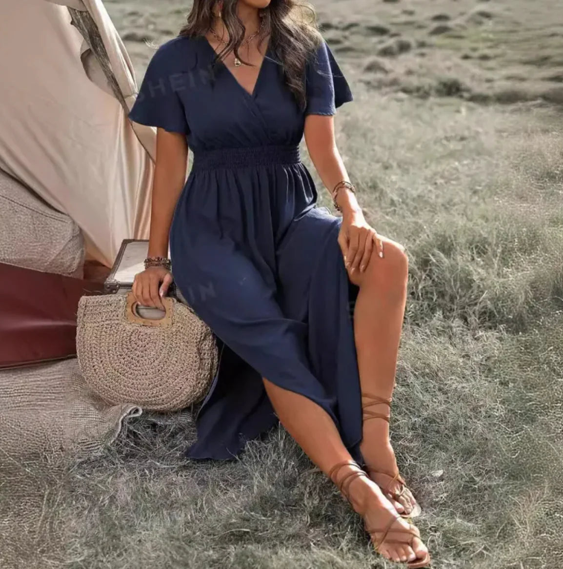 Robe élégante à col en V et manches cloche avec fente latérale